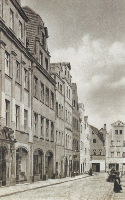 Fragment ulicy Grodzkiej. Na pierwszym planie po lewej kamienica Glafeyów