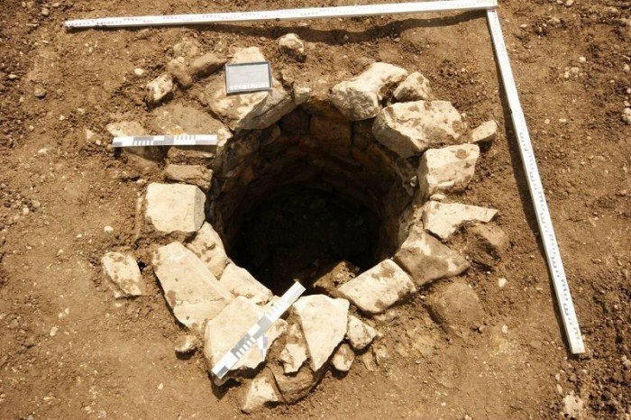 Jedna ze studni bielarni Glafeya, odkryta podczas badań archeologicznych