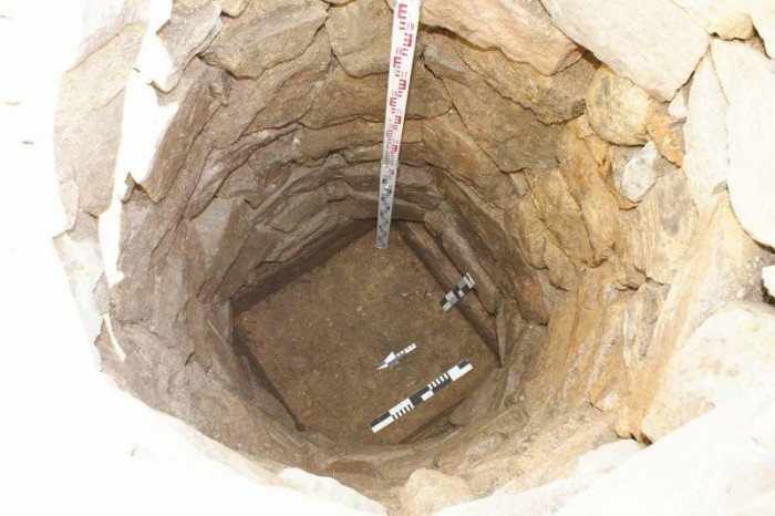 Jedna ze studni bielarni Glafeya, odkryta podczas badań archeologicznych