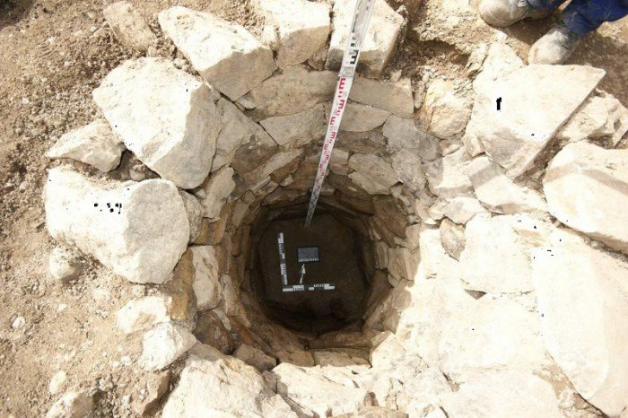 Jedna ze studni bielarni Glafeya, odkryta podczas badań archeologicznych