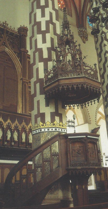 Ambona w Kościele Najświętszej Marii Panny z płaskorzeźbami Cirylla dell Antonio