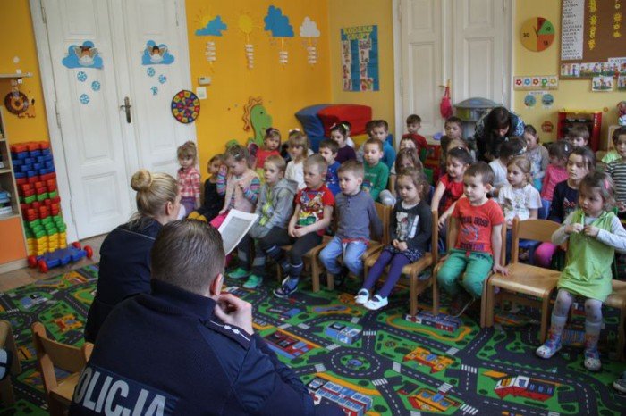 policjanci-czytaja-dzieciom-foto-62078