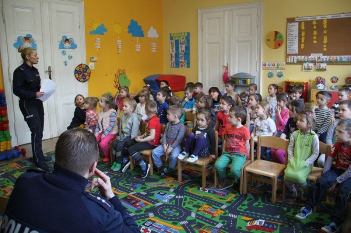 policjanci-czytaja-dzieciom-foto-62078