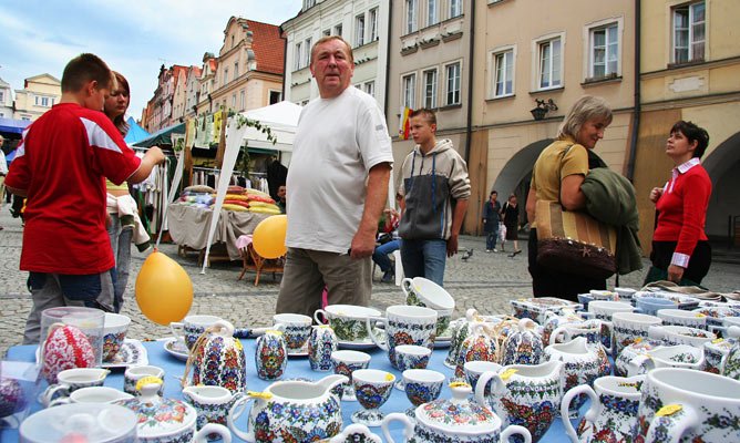 Mieszkańcy miasta i turyści oglądają wyroby, które powstały w lokalnych wytwórniach.