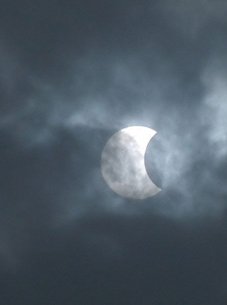 Faza zaćmienia widoczna w Jeleniej Górze, wynosiła 0,49 czyli księżyc zakrywał 45% tarczy słonecznej. (źródło:www.astronomia.pl)