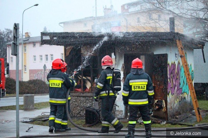 spona-opuszczony-kiosk-w-centrum-foto-62295