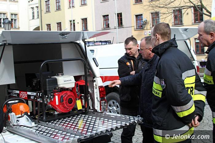 Ubiegłoroczne przekazanie terenowej toyoty strażakom z OSP Jagniątków
