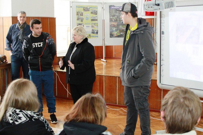 uczniowie-z-woch-i-niemiec-w-handlowce-foto-62358