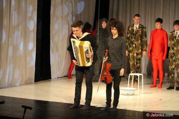 zdolna-modziez-przedstawia-kartoteke-foto-62409