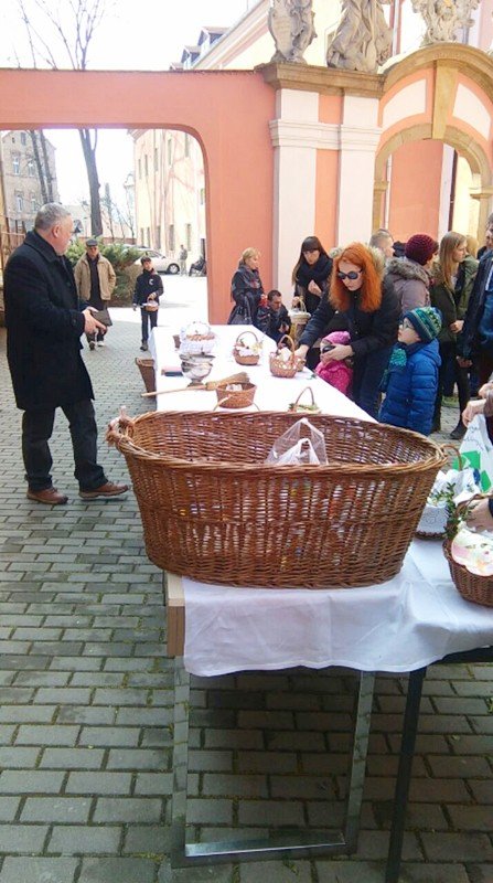jeleniogorzanie-swiecili-pokarmy-foto-62506