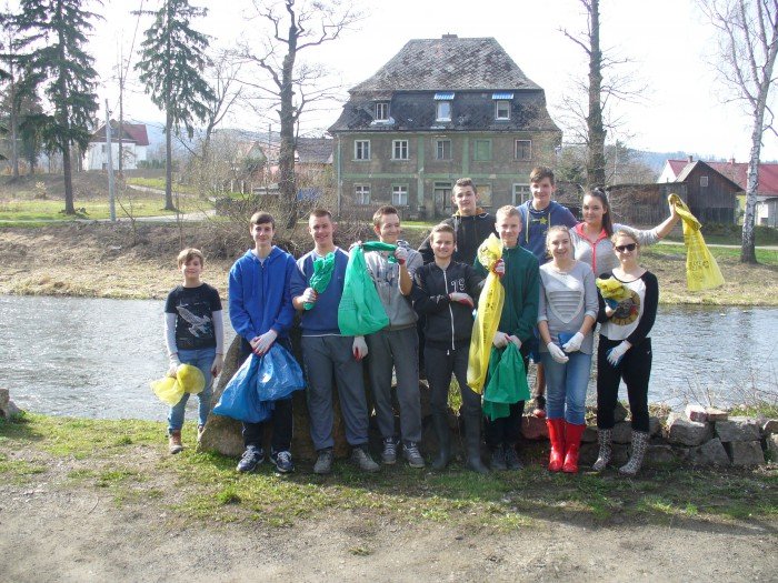 uczniowie-sprzatali-brzegi-bobru-foto-62663