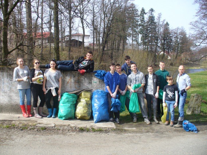 uczniowie-sprzatali-brzegi-bobru-foto-62663