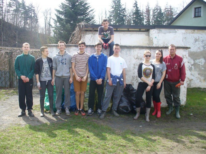 uczniowie-sprzatali-brzegi-bobru-foto-62663