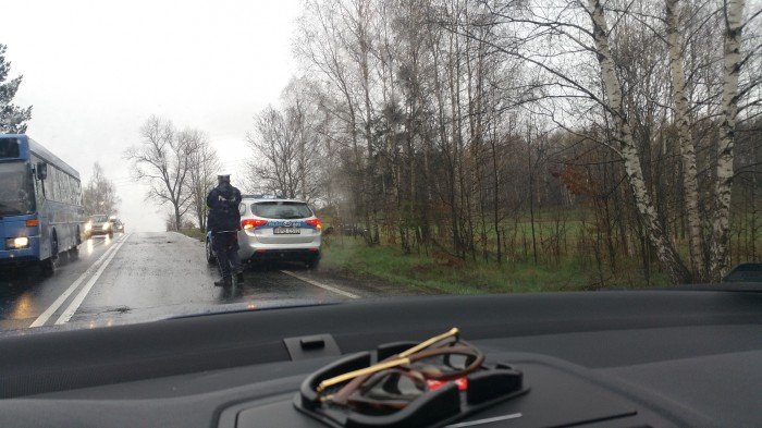 wpad-w-poslizg-i-uderzy-w-drzewo-foto-62727