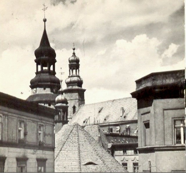 Górujące nad Bankową wieże Baszty Wojanowskiej oraz kościoła św. Erazma i Pankracego.
