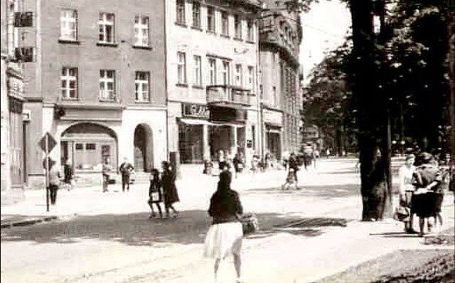 Powrót do gmachu restauracji „Piątka”. Na zdjęciu już za czasów PRL ze sklepami na parterze.