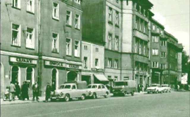 Dwie warszawy, żuk i wołgi – motoryzacyjny wizerunek Jeleniej Góry z lat 60-tych na placu Bieruta (Warmbrunnerplartz, Adolf Hitlerplatz – dziś plac Niepodległości).