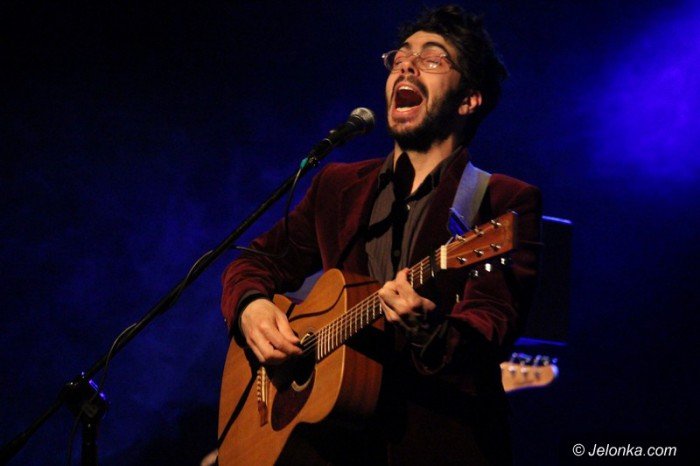 joao-de-sousa-gra-i-spiewa-w-jcku-foto-62826