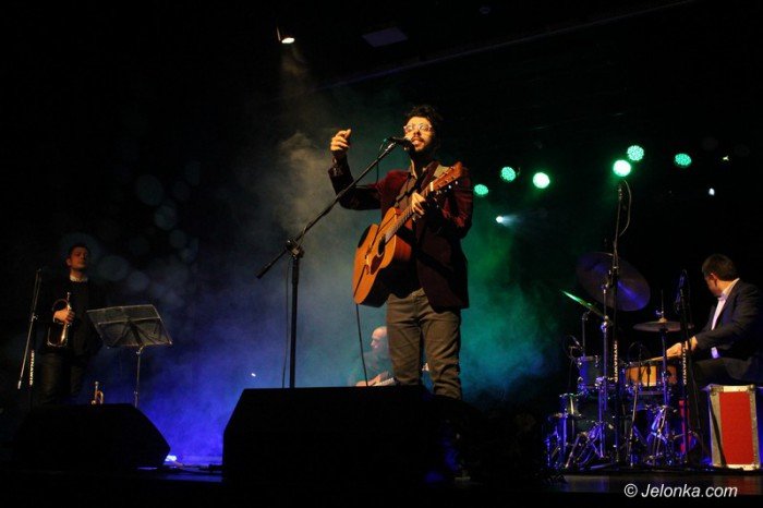 joao-de-sousa-gra-i-spiewa-w-jcku-foto-62826