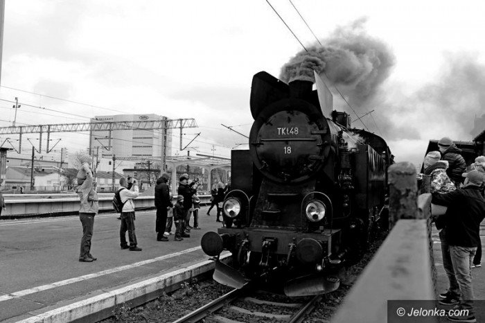 pociag-retro-przyciagna-tumy-foto-62834
