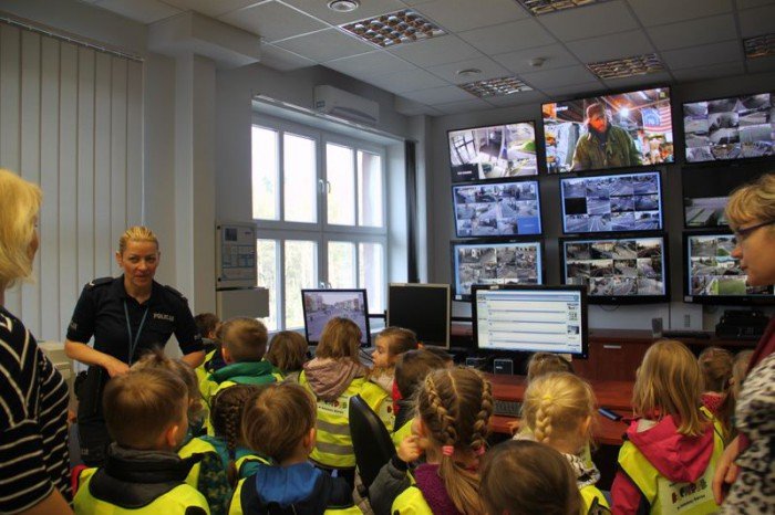 przedszkolaki-z-wizyta-u-policjantow-foto-63003