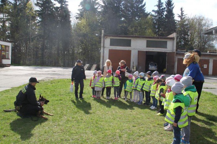 przedszkolaki-z-wizyta-u-policjantow-foto-63003