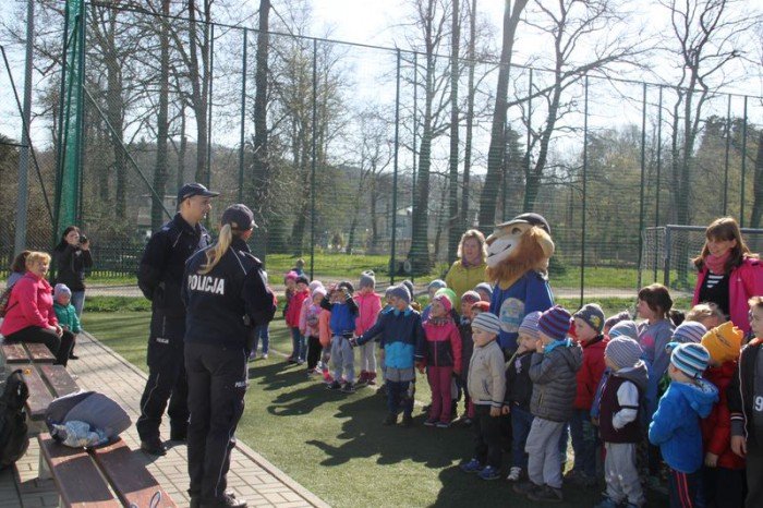 policjanci-w-janowickim-przedszkolu-foto-63034