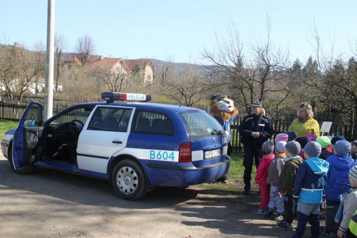 policjanci-w-janowickim-przedszkolu-foto-63034