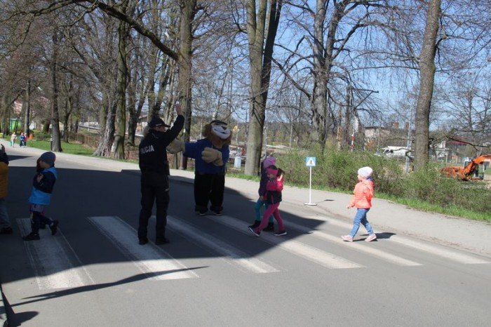 policjanci-w-janowickim-przedszkolu-foto-63034