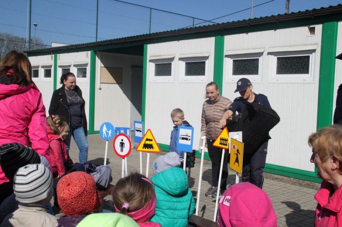 policjanci-w-janowickim-przedszkolu-foto-63034