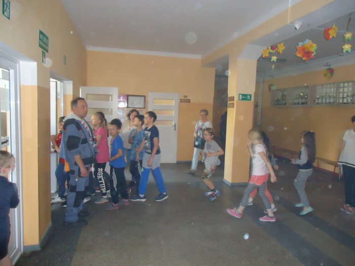 pozorowany-pozar-i-ewakuacja-w-trzynastce-foto-63221