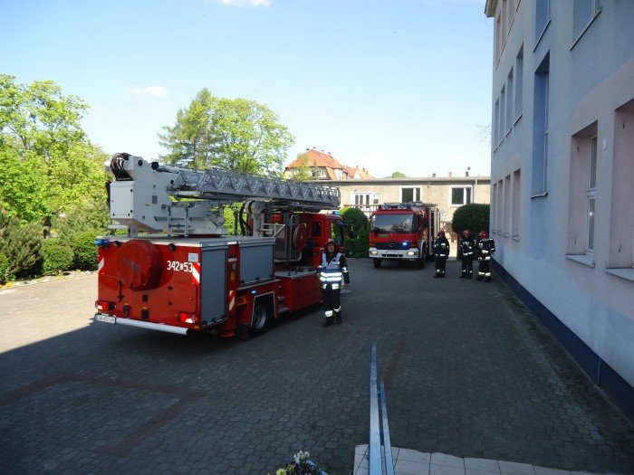 pozorowany-pozar-i-ewakuacja-w-trzynastce-foto-63221