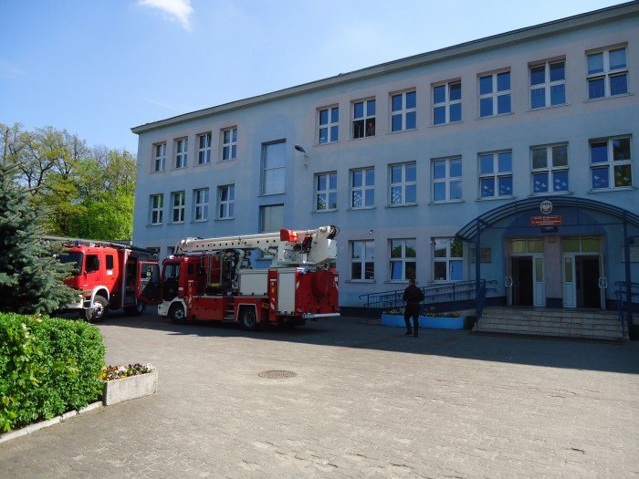 pozorowany-pozar-i-ewakuacja-w-trzynastce-foto-63221