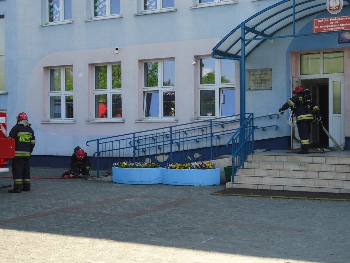 pozorowany-pozar-i-ewakuacja-w-trzynastce-foto-63221