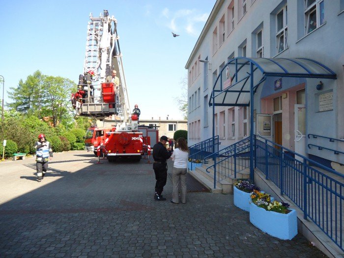 pozorowany-pozar-i-ewakuacja-w-trzynastce-foto-63221