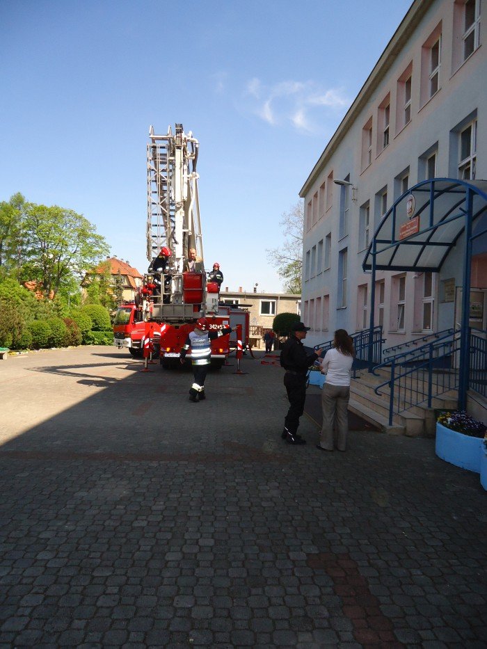 pozorowany-pozar-i-ewakuacja-w-trzynastce-foto-63221