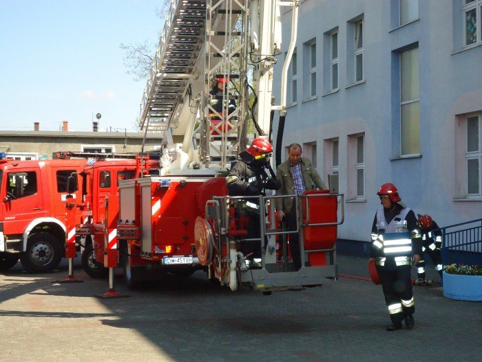 pozorowany-pozar-i-ewakuacja-w-trzynastce-foto-63221