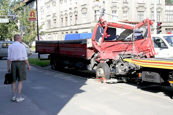 Rozbita ciężarówka przywieziona przez pomoc drogową do Jeleniej Góry.