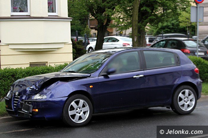 zderzenie-z-latarnia-i-najechanie-na-ty-auta-foto-63266