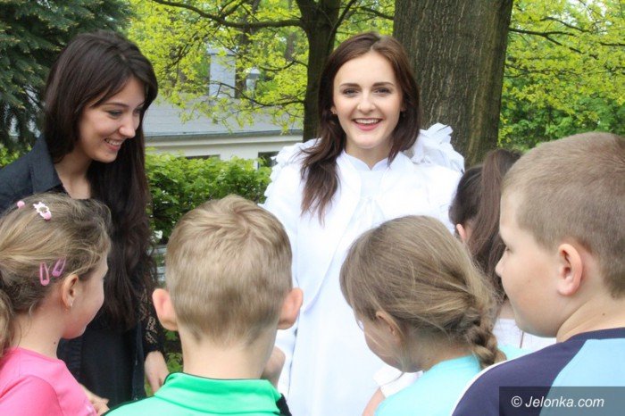 dzieci-bawiy-sie-na-zaproszenie-uczelni-foto-63348