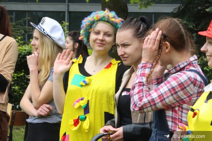 dzieci-bawiy-sie-na-zaproszenie-uczelni-foto-63348