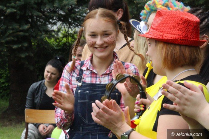 dzieci-bawiy-sie-na-zaproszenie-uczelni-foto-63348
