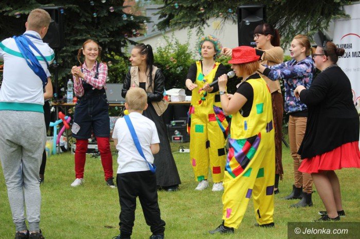 dzieci-bawiy-sie-na-zaproszenie-uczelni-foto-63348