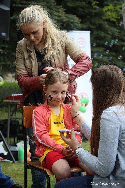 dzieci-bawiy-sie-na-zaproszenie-uczelni-foto-63348