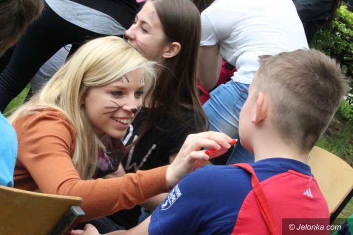 dzieci-bawiy-sie-na-zaproszenie-uczelni-foto-63348
