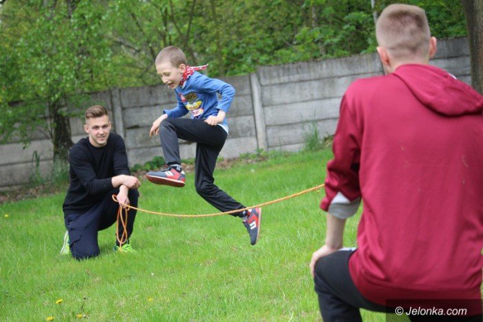 dzieci-bawiy-sie-na-zaproszenie-uczelni-foto-63348