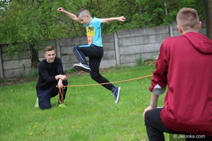 dzieci-bawiy-sie-na-zaproszenie-uczelni-foto-63348