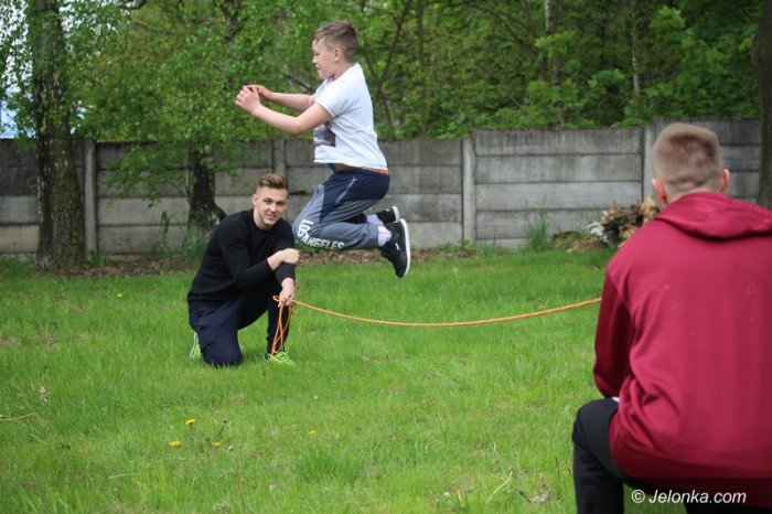 dzieci-bawiy-sie-na-zaproszenie-uczelni-foto-63348