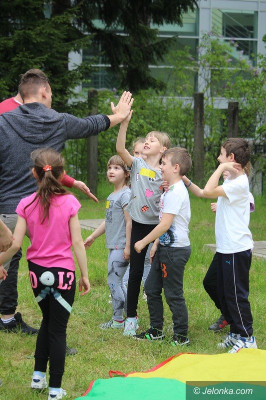 dzieci-bawiy-sie-na-zaproszenie-uczelni-foto-63348