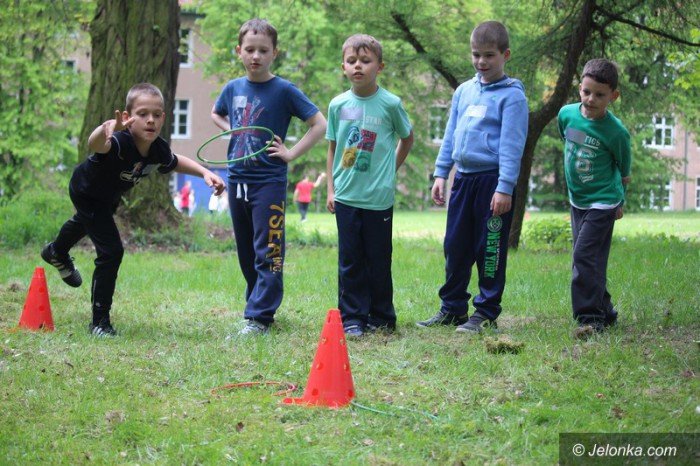 dzieci-bawiy-sie-na-zaproszenie-uczelni-foto-63348